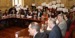 Varios colectivos ciudadanos llevaron sus protestas a la sesión ordinaria que celebró ayer la Corporación de Torrelavega. ::                             LUIS PALOMEQUE