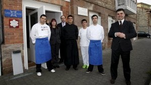 Jesús de Diego, a la derecha, junto a su equipo de cocina y sala. ::                             LUIS PALOMEQUE