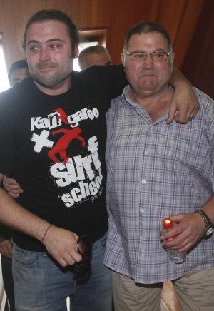 Padre e hijo celebran con gran emoción el veredicto. ::                             SANE