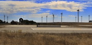La pista del aeródromo mide 1.200 metros de largo y 30 de ancho. A poco más de 50 metros están instalados 12 aerogeneradores que impiden su uso. ::                             ANDRÉS FERNÁNDEZ