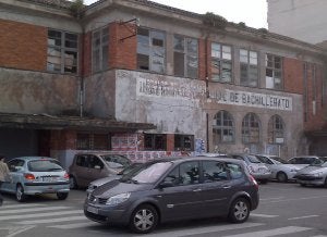 La reparación de las antiguas escuelas de Los Corrales de Buelna tendrá que esperar