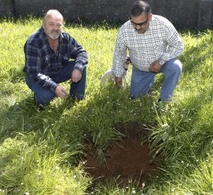 Dos vecinos de La Turbera contemplan el soplao que ha destapado el temor en el barrio. :: sane
