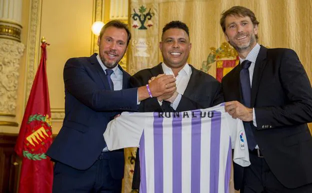 El alcalde de Valladolid, Óscar Puente, se saluda con Ronaldo Nazário y Carlos Suárez durante la presentación oficial del brasileño como accionista mayoritario del Real Valladolid.