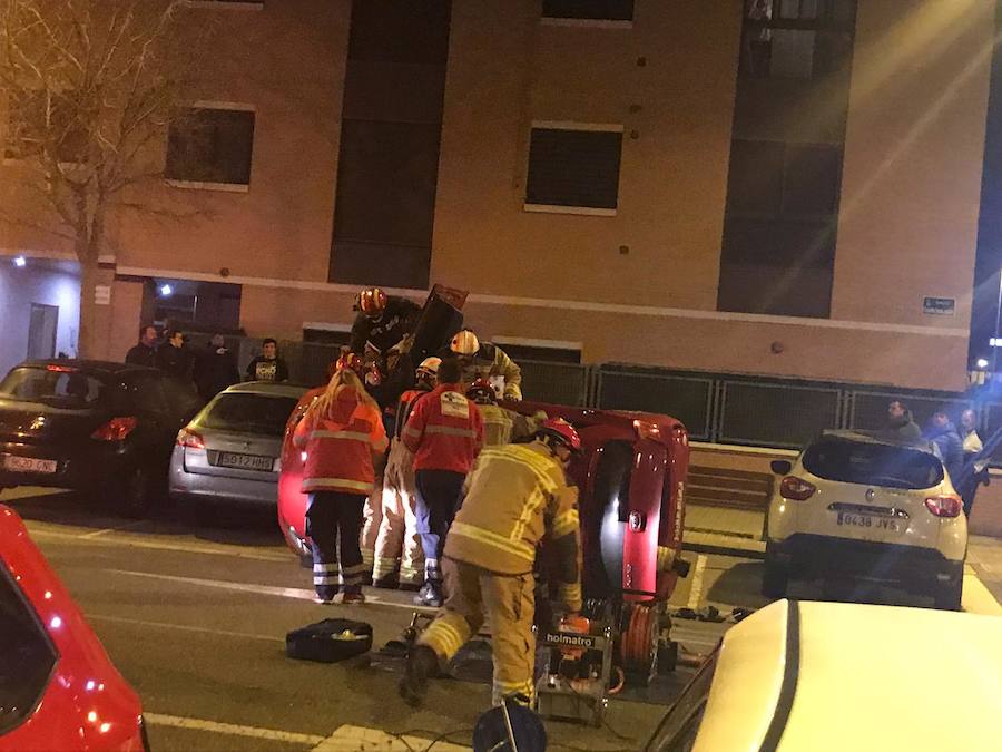 Fotos: Los bomberos excarcelan a un conductor que había volcado con su vehículo en Arroyo