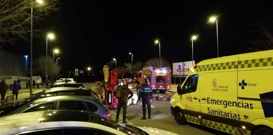 Fotos: Los bomberos excarcelan a un conductor que había volcado con su vehículo en Arroyo