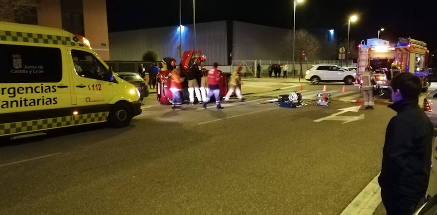 Fotos: Los bomberos excarcelan a un conductor que había volcado con su vehículo en Arroyo