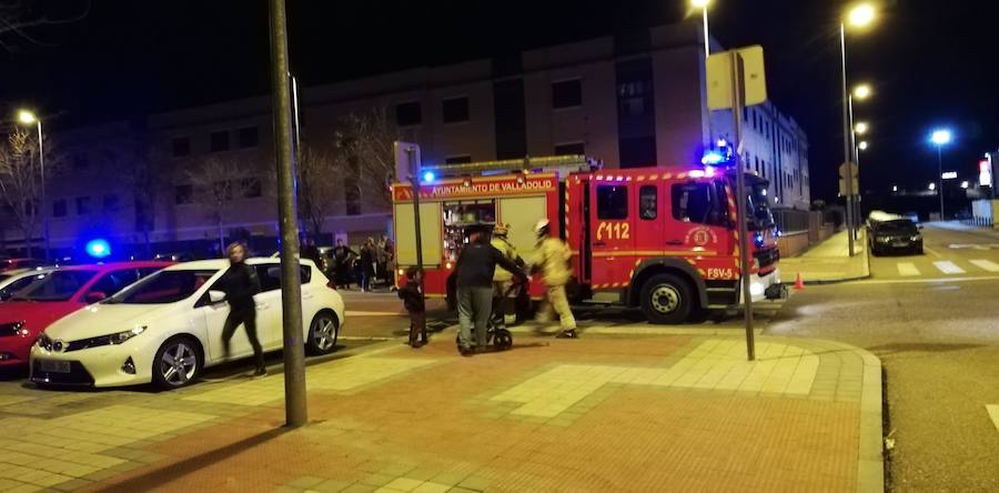Fotos: Los bomberos excarcelan a un conductor que había volcado con su vehículo en Arroyo