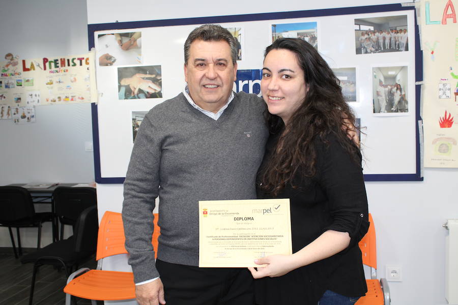 Fotos: Entrega de diplomas del curso de atención sociosanitaria para dependientes en Arroyo