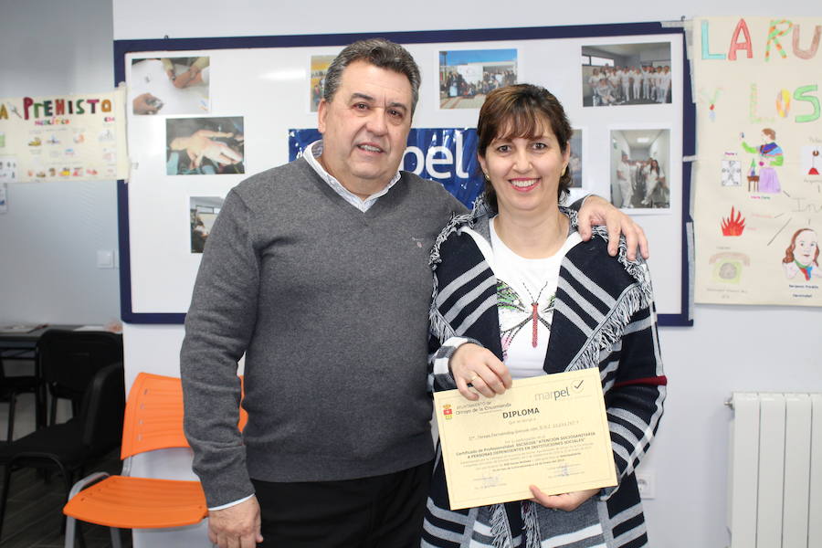 Fotos: Entrega de diplomas del curso de atención sociosanitaria para dependientes en Arroyo