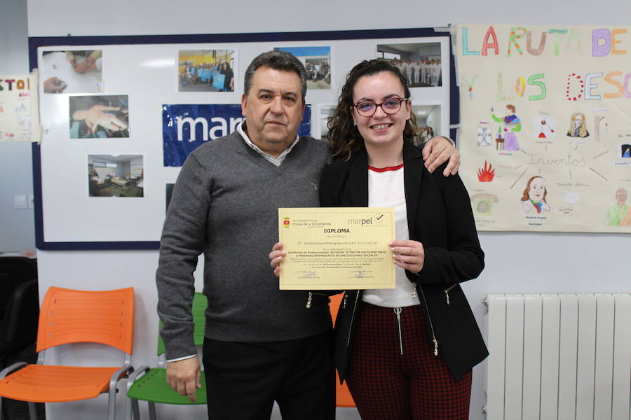 Fotos: Entrega de diplomas del curso de atención sociosanitaria para dependientes en Arroyo