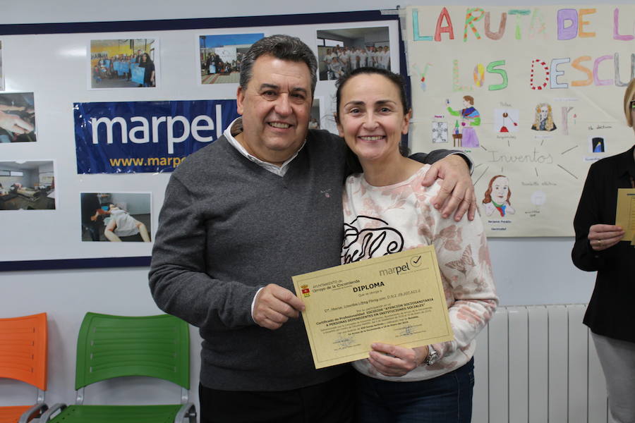 Fotos: Entrega de diplomas del curso de atención sociosanitaria para dependientes en Arroyo