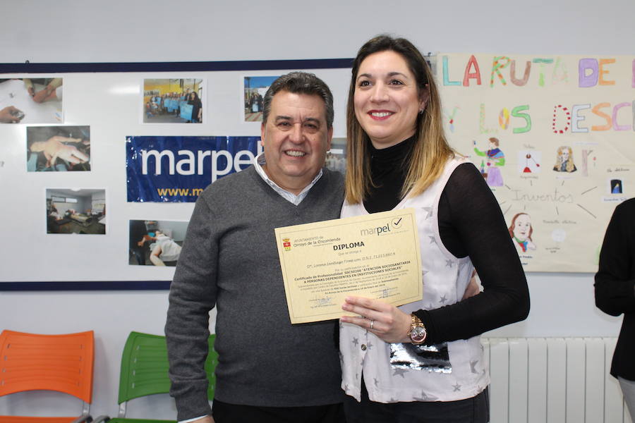 Fotos: Entrega de diplomas del curso de atención sociosanitaria para dependientes en Arroyo