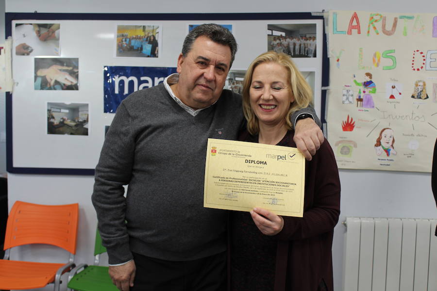 Fotos: Entrega de diplomas del curso de atención sociosanitaria para dependientes en Arroyo