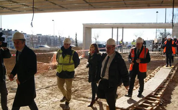 En Consejero de Educación, Fernando Rey, seguido por el alcalde de Arroyo, José Manuel Barrio, accediendo al interior del instituto de Arroyo de la Encomienda. 