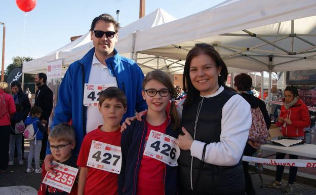 La familia Marcos Frías, con raices en Rodilana, Crsitina y Santi, acudió en pleno a la carrera solidaria con sus hijos María, Santiago, y Beltrán. 