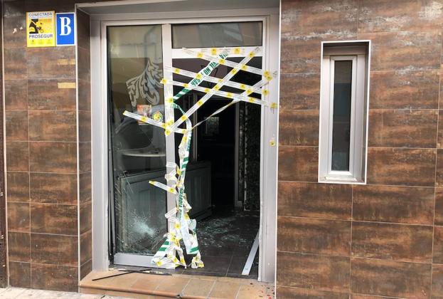 Puerta del establecimiento precintada por la Guardia Civil. 