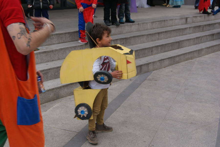 Fotos: Desfile de disfraces por Carnavales en Arroyo