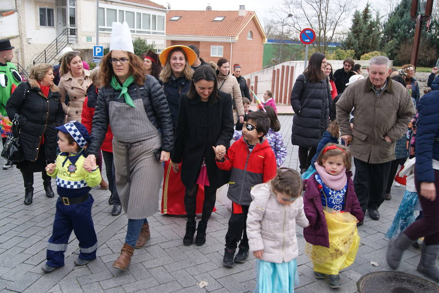 Fotos: Desfile de disfraces por Carnavales en Arroyo