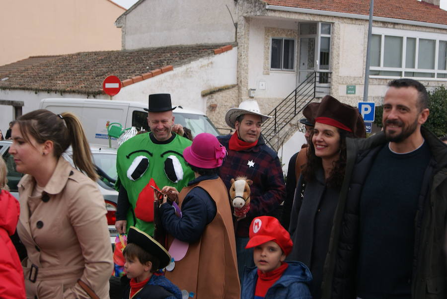 Fotos: Desfile de disfraces por Carnavales en Arroyo
