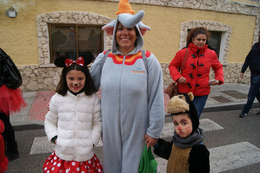 Fotos: Desfile de disfraces por Carnavales en Arroyo