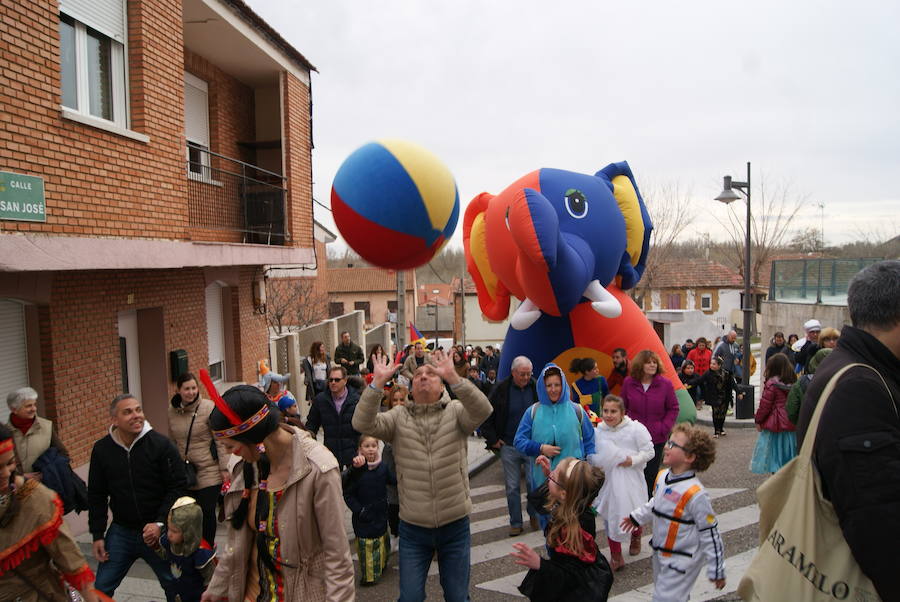 Fotos: Desfile de disfraces por Carnavales en Arroyo