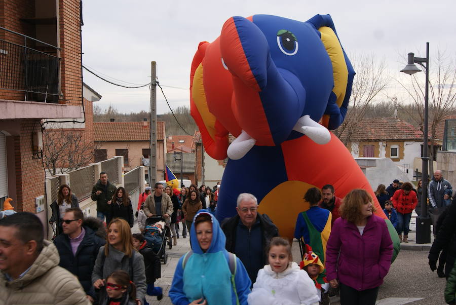 Fotos: Desfile de disfraces por Carnavales en Arroyo
