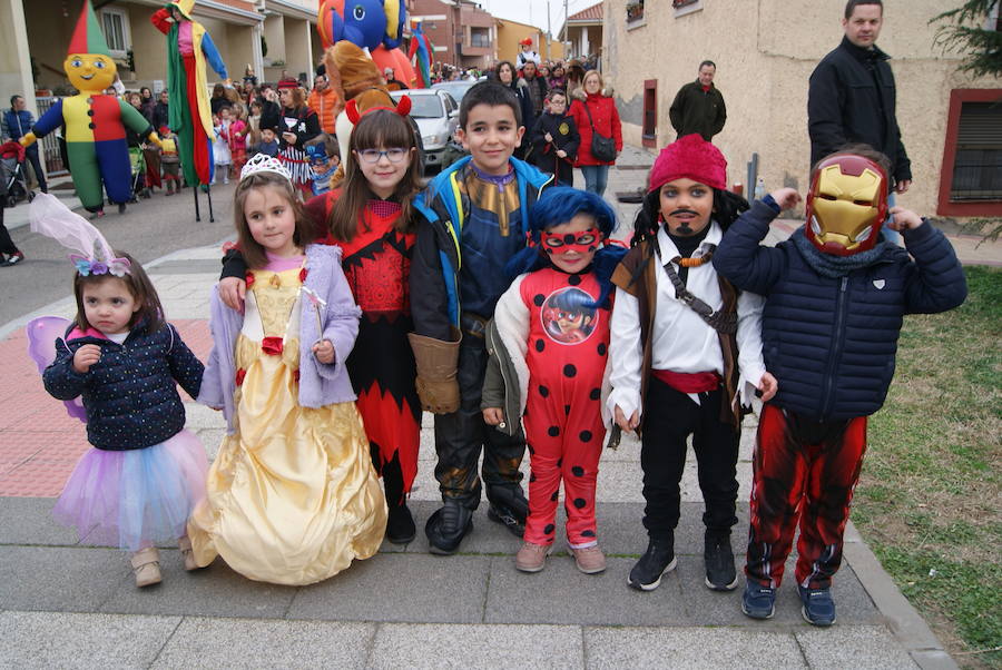 Fotos: Desfile de disfraces por Carnavales en Arroyo