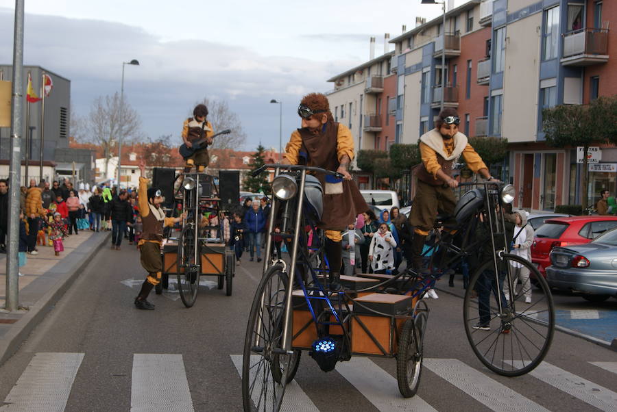Fotos: Desfile de disfraces de Carnaval por las calles de La Flecha