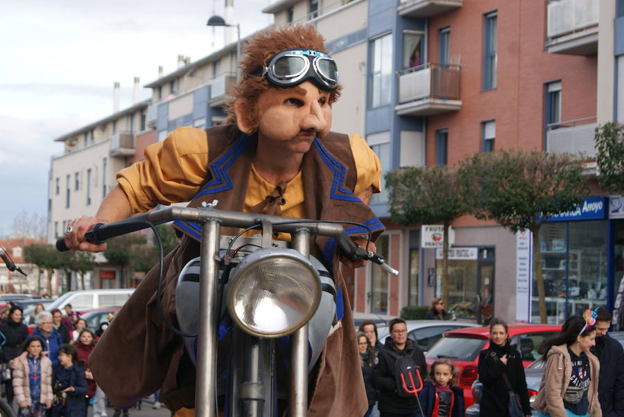 Fotos: Desfile de disfraces de Carnaval por las calles de La Flecha