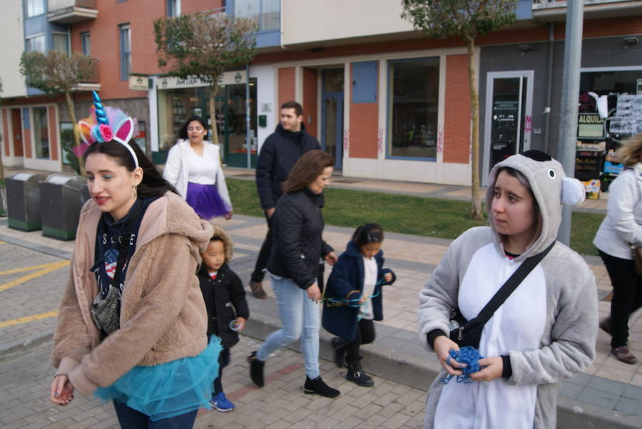 Fotos: Desfile de disfraces de Carnaval por las calles de La Flecha