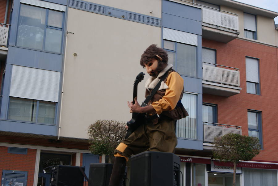 Fotos: Desfile de disfraces de Carnaval por las calles de La Flecha