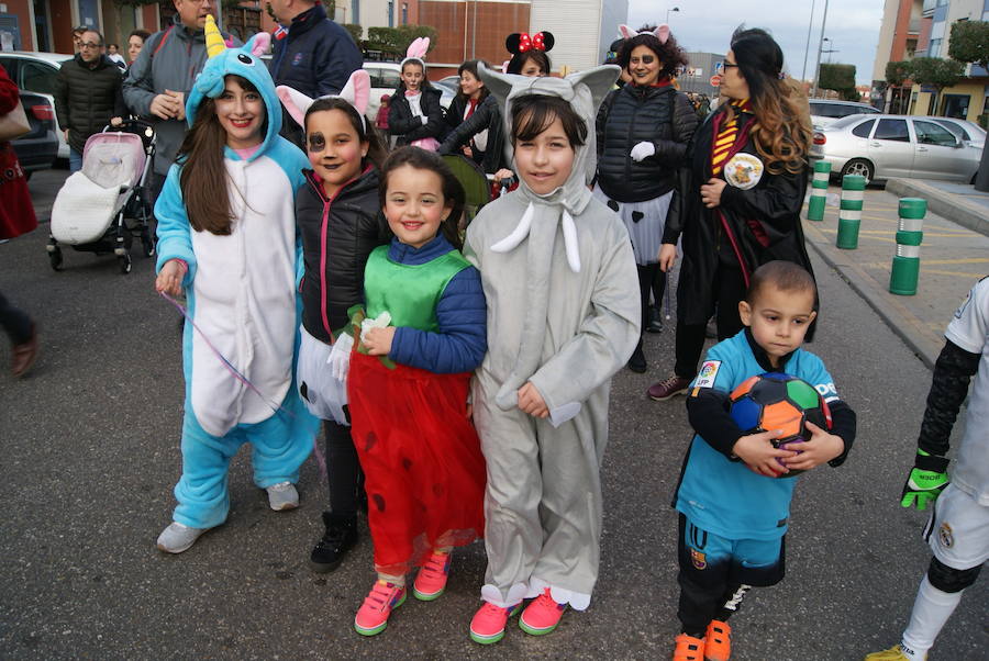 Fotos: Desfile de disfraces de Carnaval por las calles de La Flecha