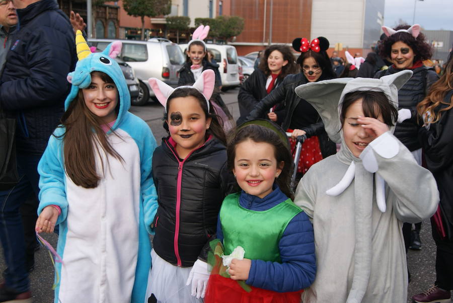 Fotos: Desfile de disfraces de Carnaval por las calles de La Flecha