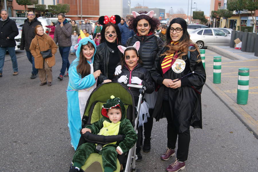 Fotos: Desfile de disfraces de Carnaval por las calles de La Flecha