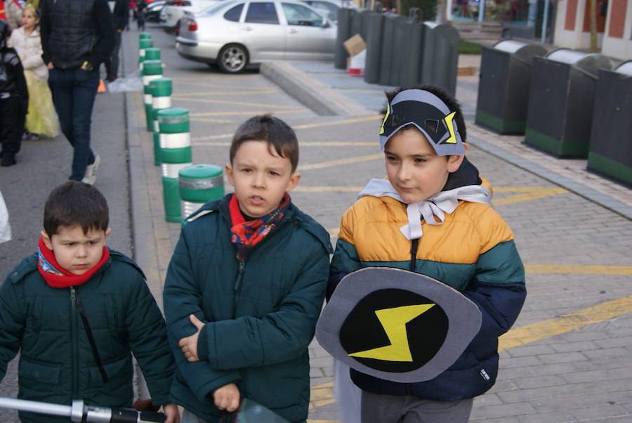 Fotos: Desfile de disfraces de Carnaval por las calles de La Flecha