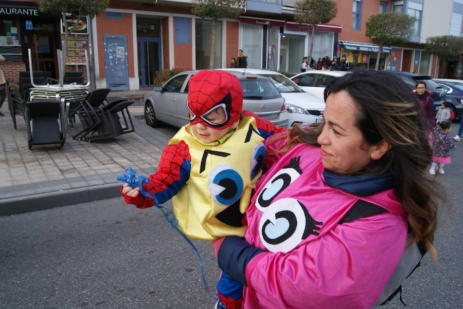 Fotos: Desfile de disfraces de Carnaval por las calles de La Flecha