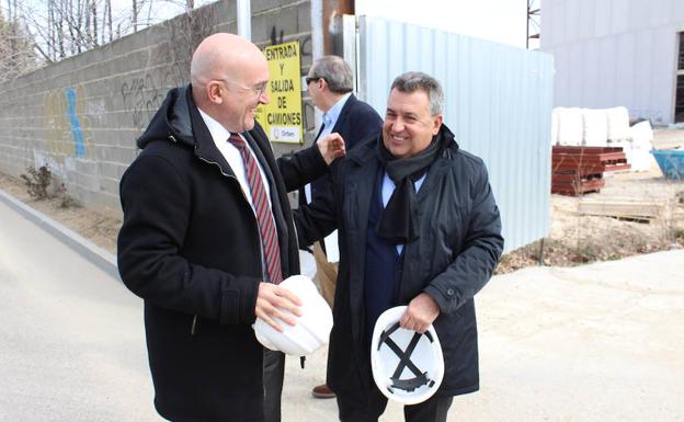 Saludo cordial entre el presidente provincial del PP, Jesús Julio Carero, y el alcalde de Arroyo, José Manuel Barrio, a su llegada a la visita institucional a las obras de la Casa de la Música y el Teatro. 