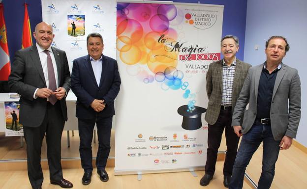 Autoridades y organizadores en la presentación del evento. 