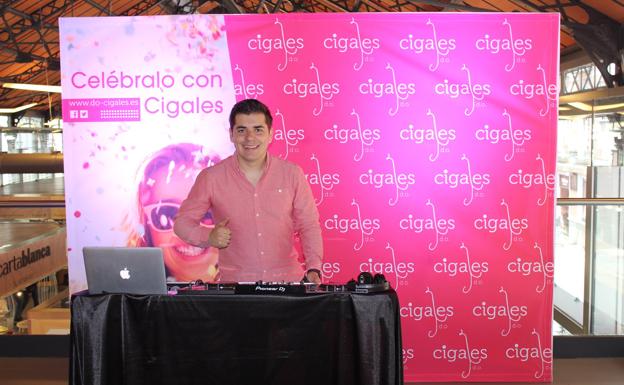 El Dj Víctor Álvarez será el encargado de poner hoy la nota musical en El Mercado de Arroyo. 