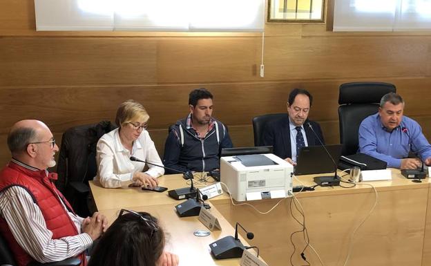 Instante en el que el Secretario Municipal de Arroyo de la Encomienda inició el sorteo informático de los componentes de las mesas electorales. 