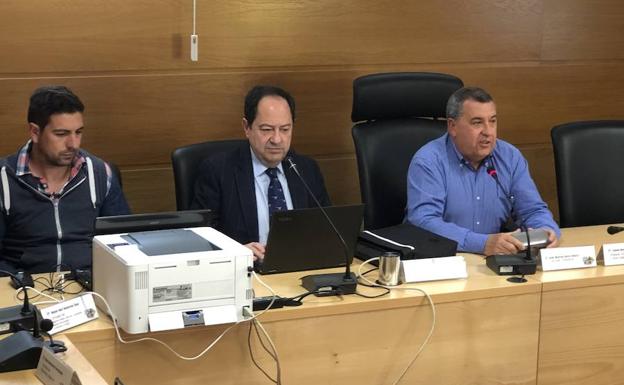 El alcalde de Arroyo, José Manuel Barrio, respondió a varias preguntas que realizaron algunos concejales del pleno. 