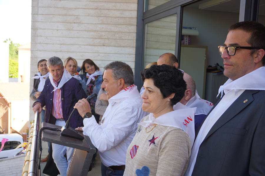 Fotos: Fiestas de Arroyo. San Juan Evangelista. Pregón y desfile de peñas
