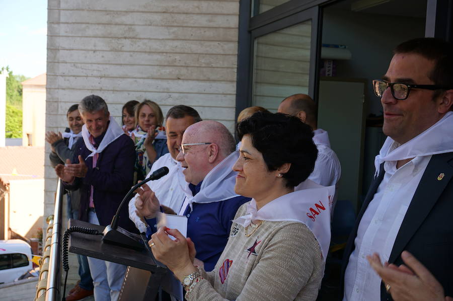 Fotos: Fiestas de Arroyo. San Juan Evangelista. Pregón y desfile de peñas