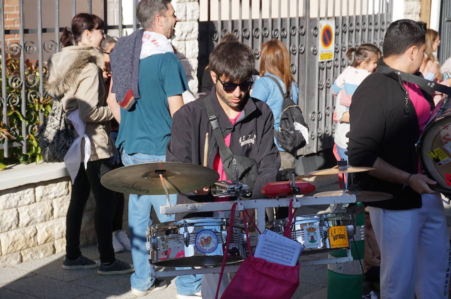Fotos: Fiestas de Arroyo. San Juan Evangelista. Pregón y desfile de peñas