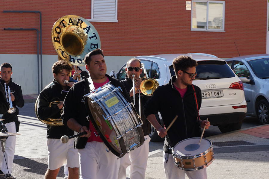 Fotos: Fiestas de Arroyo. San Juan Evangelista. Pregón y desfile de peñas