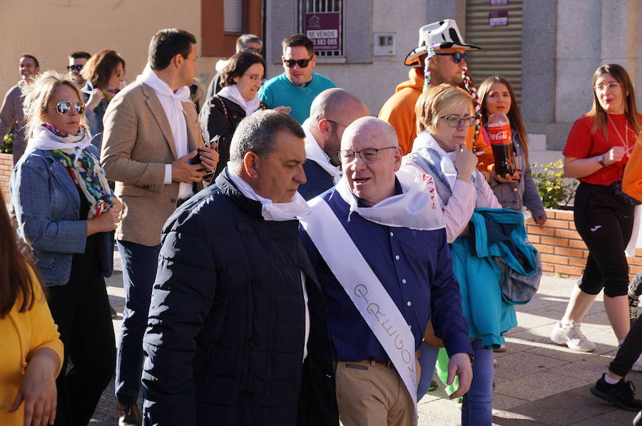Fotos: Fiestas de Arroyo. San Juan Evangelista. Pregón y desfile de peñas
