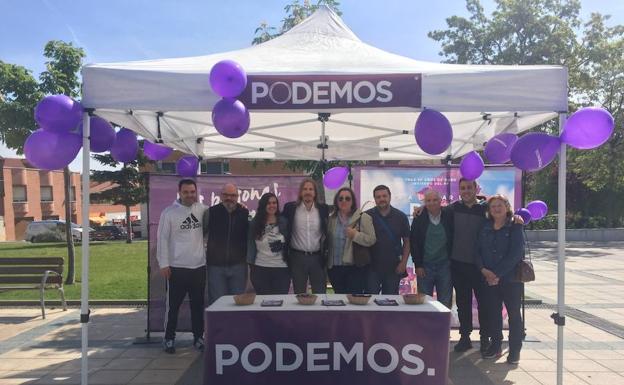 Pablo Fernández con simpatizantes en la carpa de Podemos en la Plaza de España de La Fecha. 