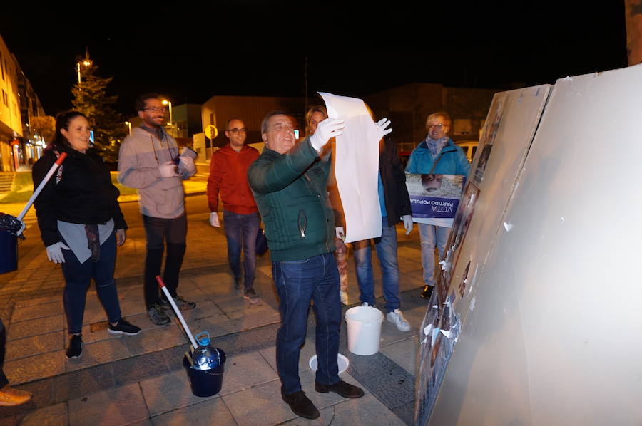 Fotos: Pegada de carteles e inicio de la campaña de las elecciones municipales en Arroyo de la Encomienda