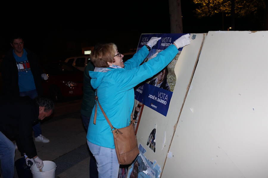 Fotos: Pegada de carteles e inicio de la campaña de las elecciones municipales en Arroyo de la Encomienda