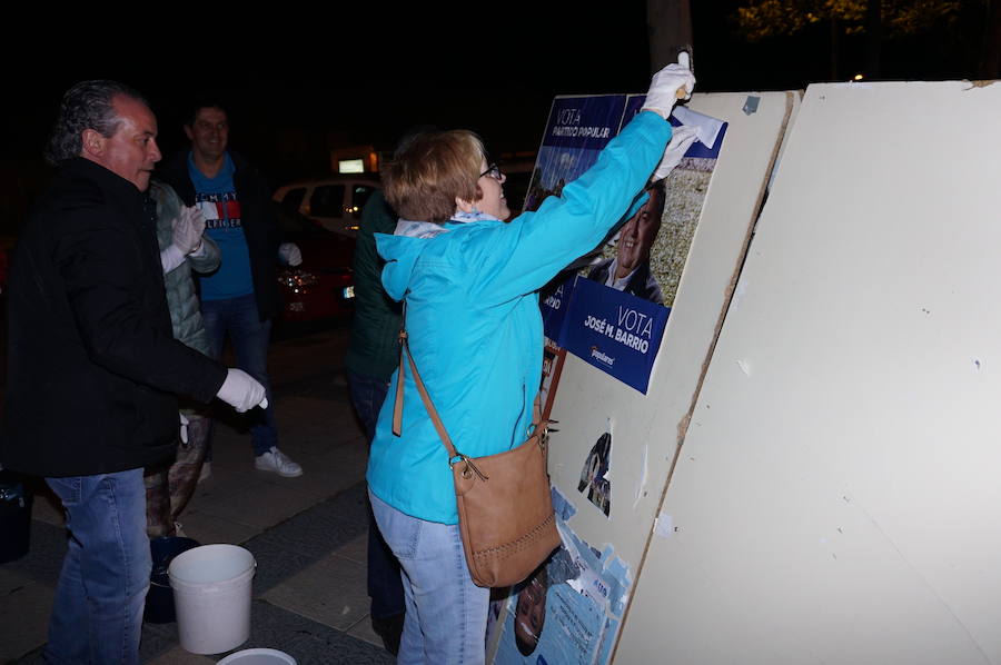 Fotos: Pegada de carteles e inicio de la campaña de las elecciones municipales en Arroyo de la Encomienda